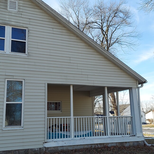 Building Photo - 327 E Cleveland St