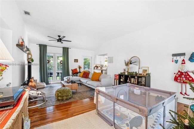 Foto del edificio - 460 NW 90th St