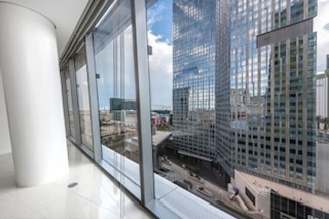 Foto del edificio - FANTASTIC 1 Bedroom at Veer Towers.