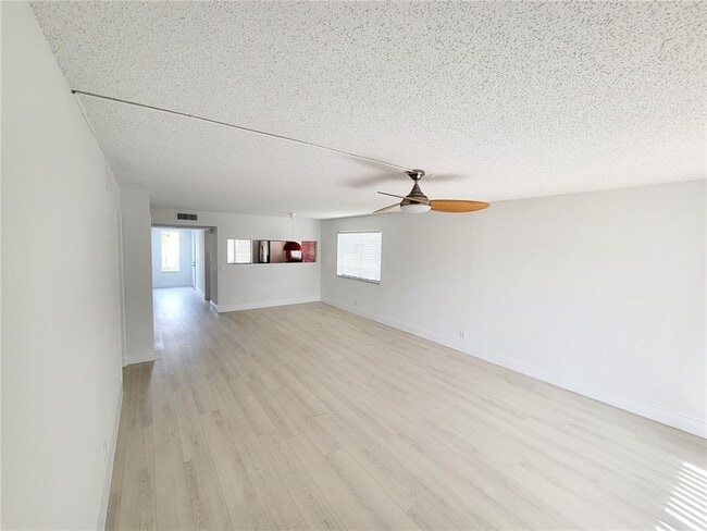 Building Photo - 330 Racquet Club Rd