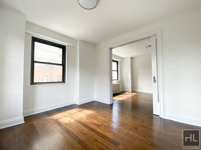 Building Photo - E 16 ST