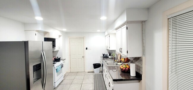 Building Photo - 70 Vern Ln