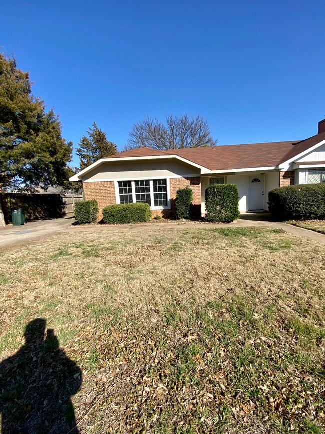Building Photo - 3022 Hilltop Dr