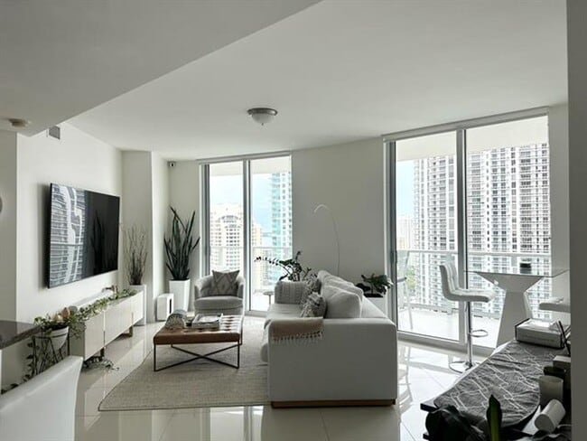 Foto del edificio - 300 S Biscayne Blvd