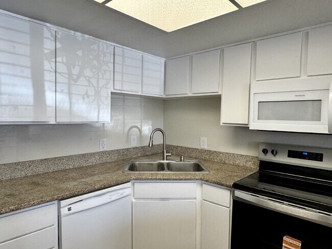 Foto del edificio - 2BR condo convenient location
