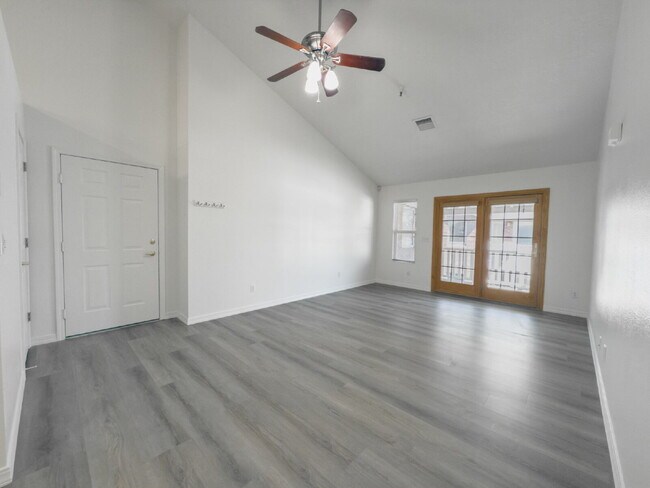 Foto del edificio - Spacious, NEWLY RENOVATED 3-Bedroom, 2-Bathroom Condo in Bountiful!