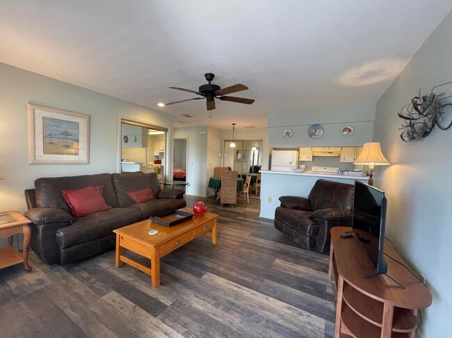 Building Photo - Available Cute 2/2 Condo!