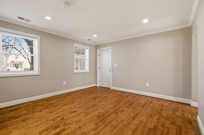 Foto del edificio - Congress Heights Three Bedroom W/Washer & Dryer In Unit!