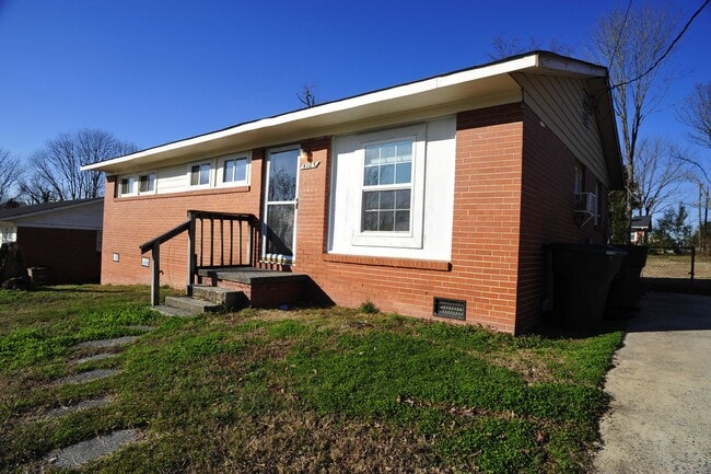 Building Photo - ***Recently Remodeled Three Bedroom Brick ...