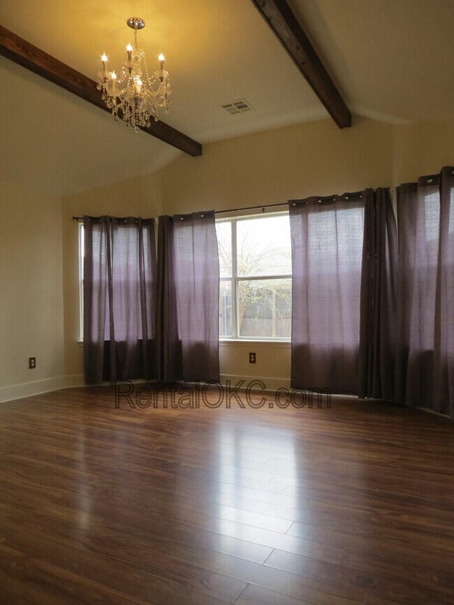 Foto del edificio - East side Moore 3 Bed 2 Bath no carpets