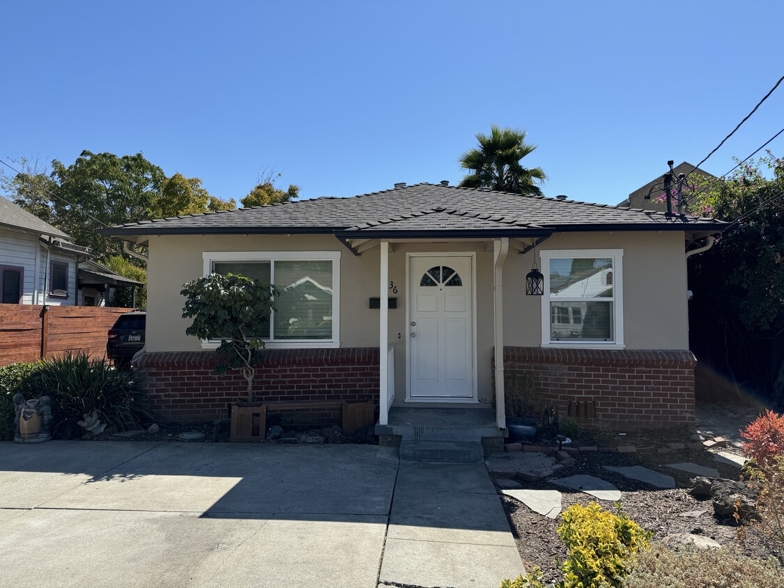 Primary Photo - 2136 Bonifacio St