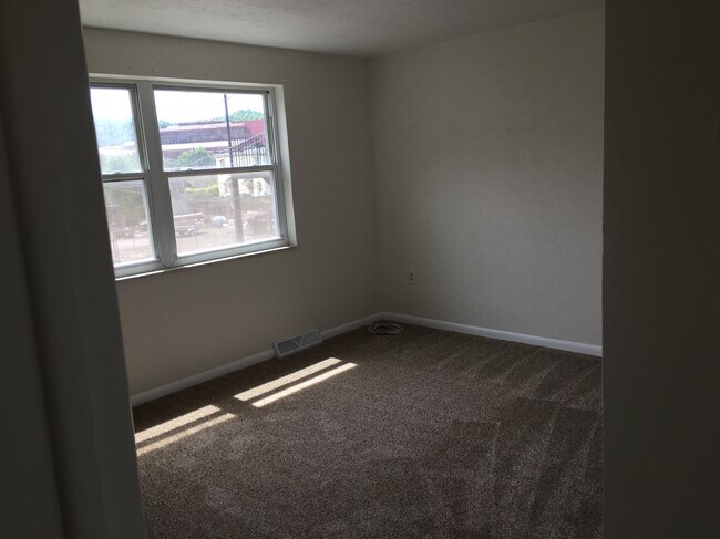 Building Photo - 822 Midland Ave