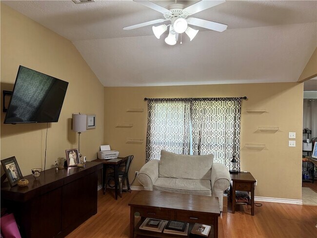 Foto del edificio - 933 Crested Point Dr