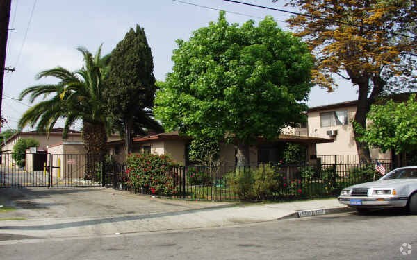Primary Photo - 14335-14339 Clark St