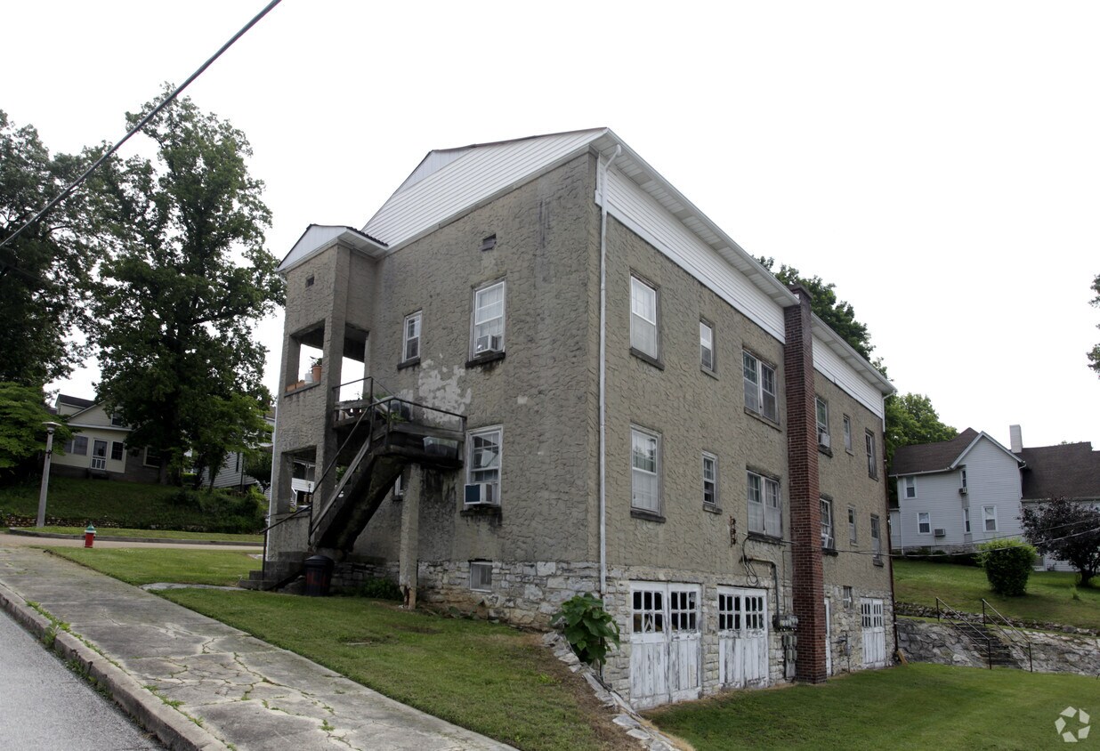 Building Photo - 425 Walden Ave