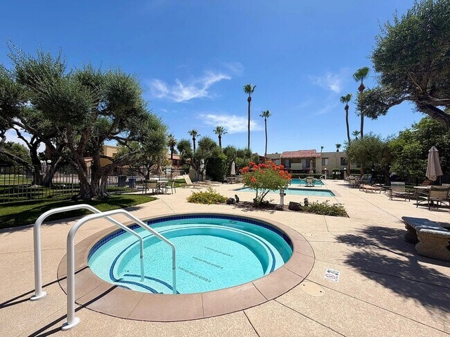Building Photo - 1407 N Sunrise Way
