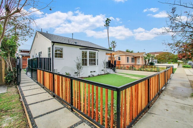 Foto del edificio - 2723 Burkshire Ave