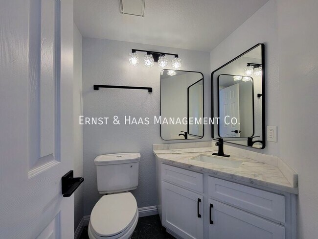 Building Photo - Beautifully Remodeled 3 Bedroom 2.5 Bath T...
