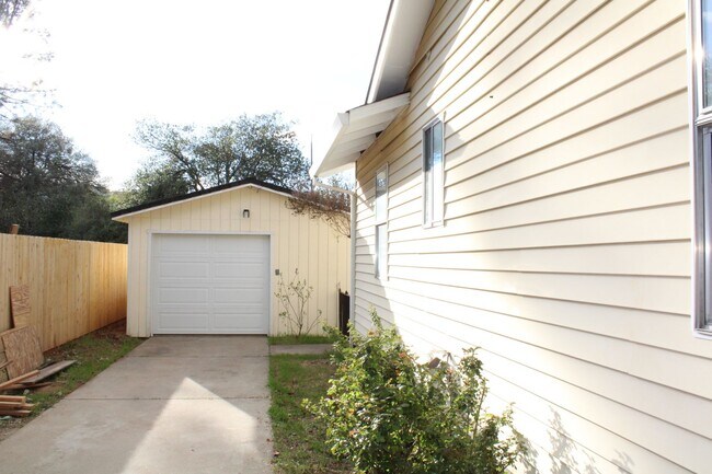 Building Photo - 2 bedroom 1 bathroom house with additional...