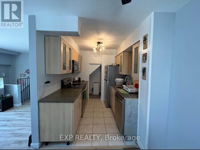 Building Photo - 135 Sonnet Crescent