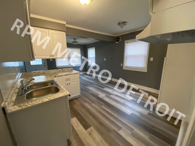 Building Photo - MOVE-IN READY BUNGALOW IN REDFORD