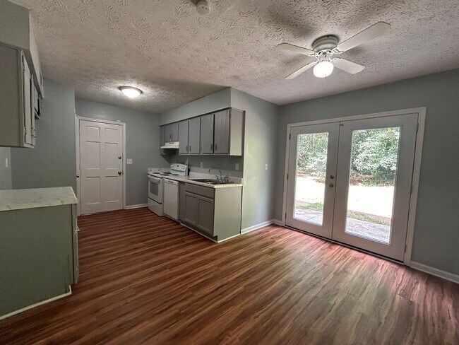 Foto del edificio - **ASK ABOUT HOW YOU CAN MOVE IN WITH NO SEC DEP**161 Sterling Ridge Dr: Recently Renovated 3BD, 2...
