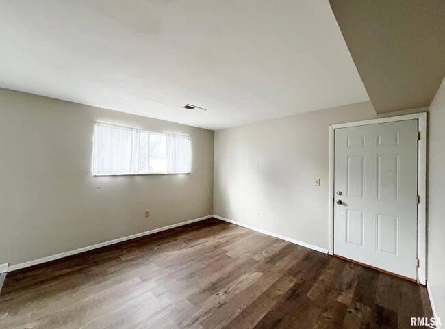 Building Photo - 521 3rd St