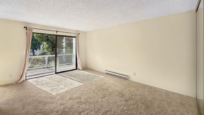 Foto del edificio - Morning Sunlight for this Courtyard-Facing...