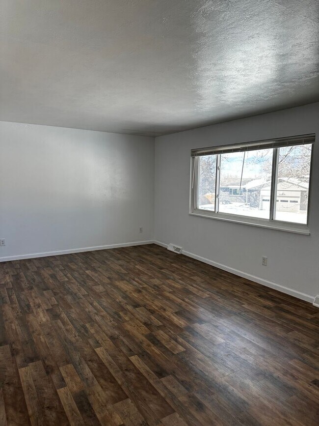 Foto del edificio - READY NOW!! Fantastic 4-bedroom,2 bath 1 car garage!