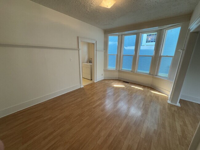 Foto del edificio - 3 Bedroom, 1 Bathroom Brooklyn Home