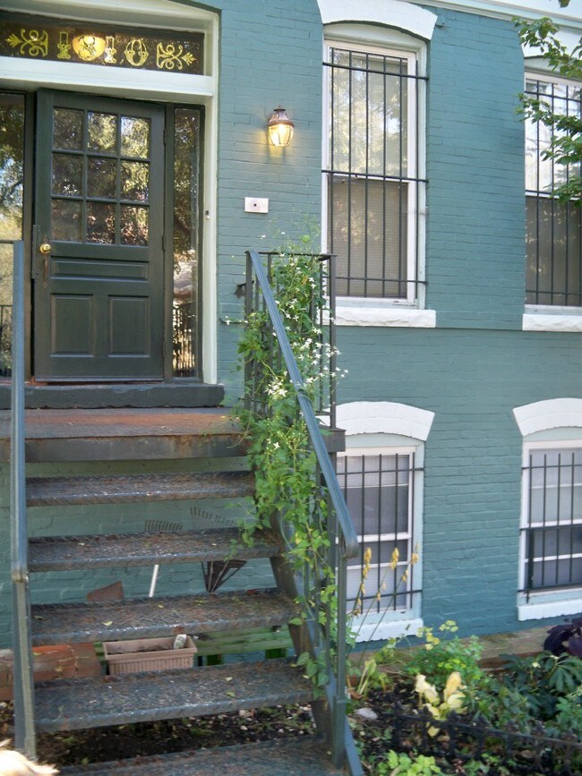 Building Photo - 1810 Ingleside Terrace NW
