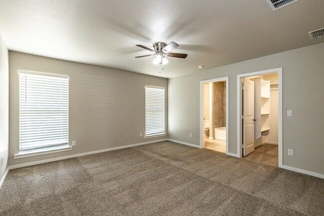 Building Photo - Newer 3/2/2 Home in Bell Farms!
