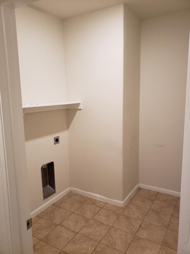Building Photo - 828 Walls Blvd