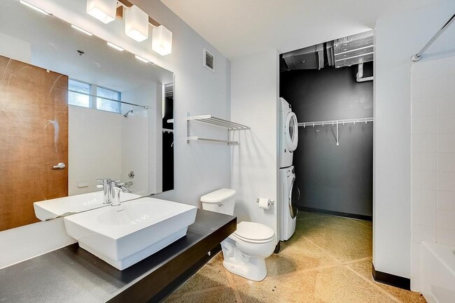 Bathroom - 350 Saint Peter St