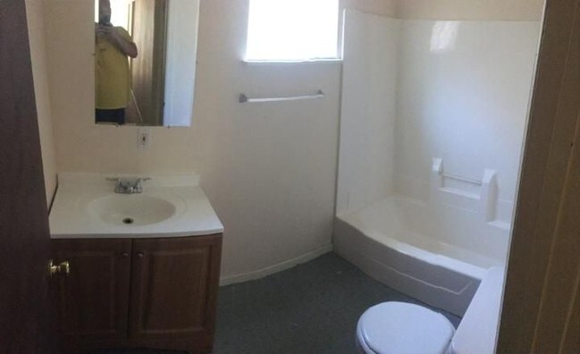 Foto del edificio - 2104 W. Highland Blvd - 3 Bedroom Townhouse