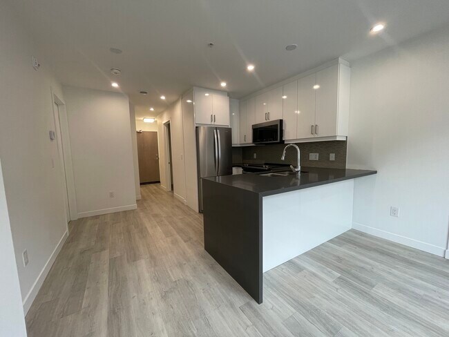 Building Photo - Stunning 1 Bed Condo!