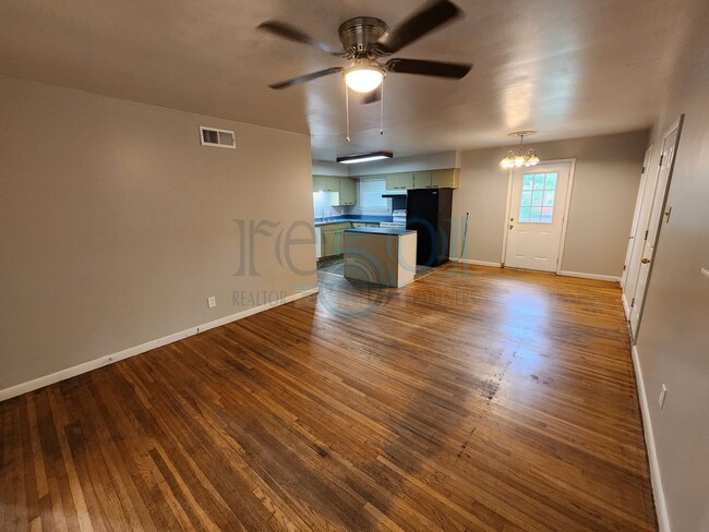 Building Photo - Wonderful 3BR/1.5BA Just a few blocks away...
