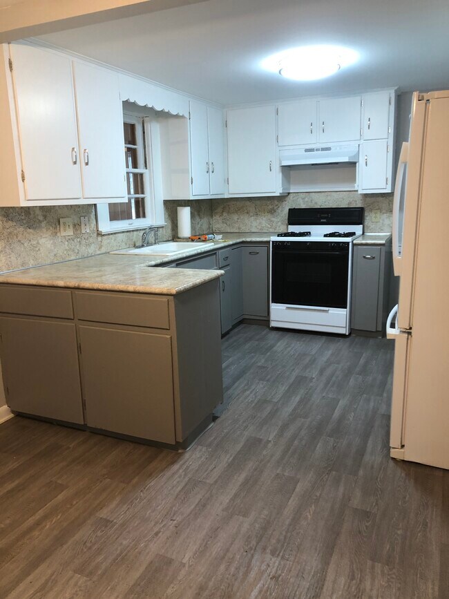 Kitchen - 320-1 Independence St SE