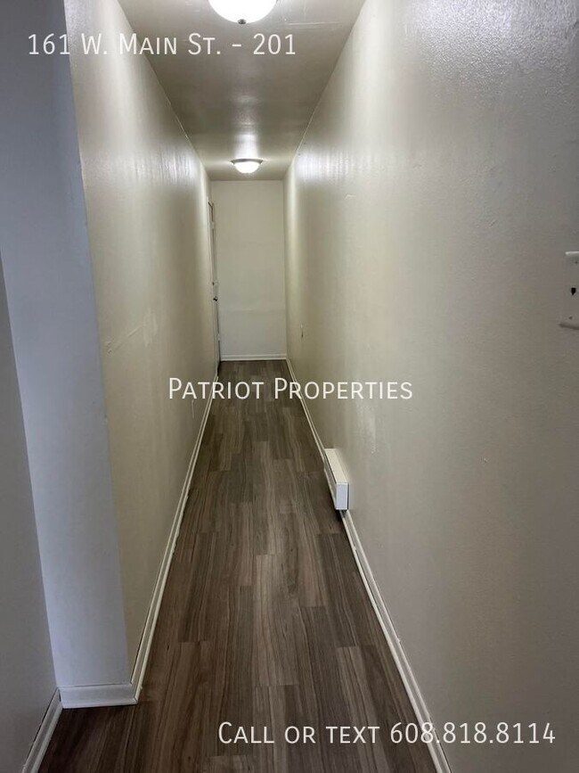 Foto del edificio - 2 bedroom/ 1 bath apartment in Whitewater, WI