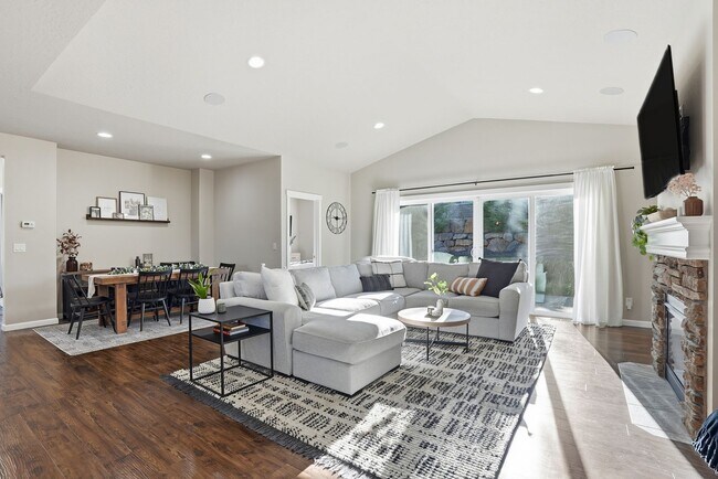 Foto del edificio - Eagle Ridge - Immaculate, Spacious & Stylish 3-Bedroom, 2-Bath Rental