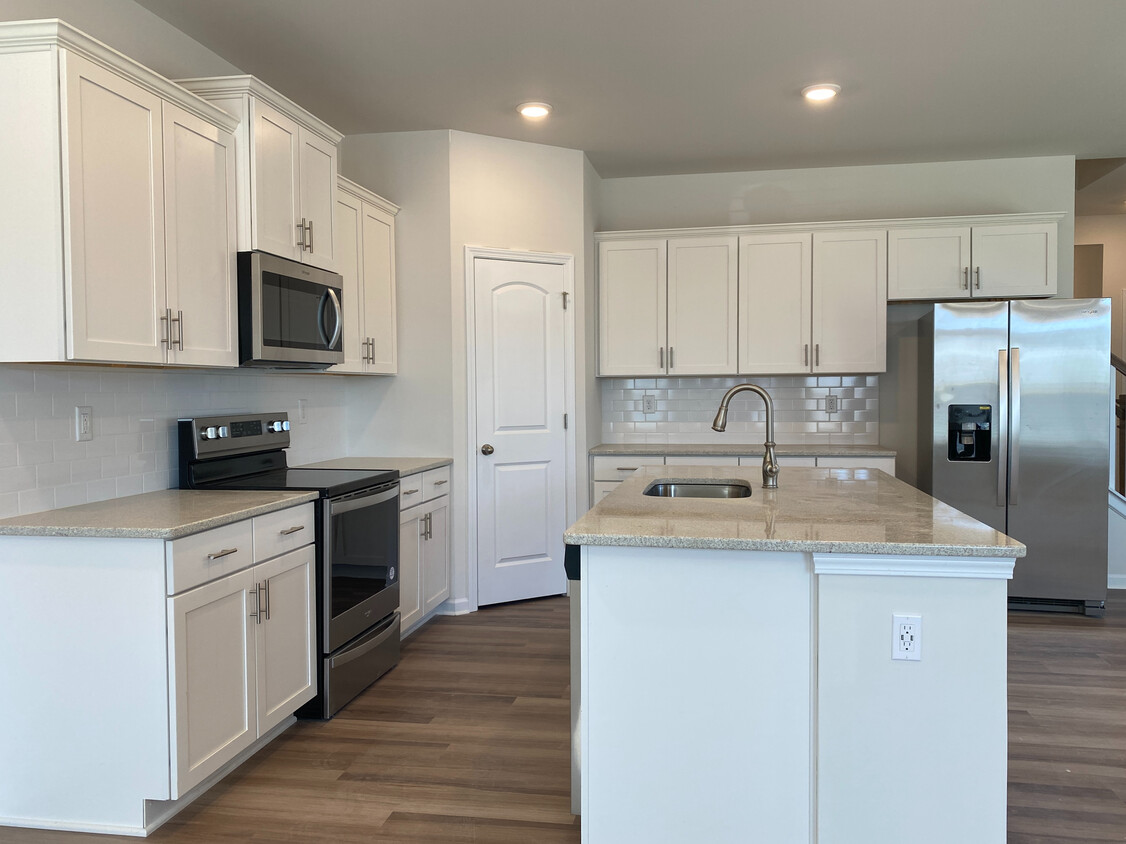 Foto principal - Room in Townhome on Planters Trace Ln