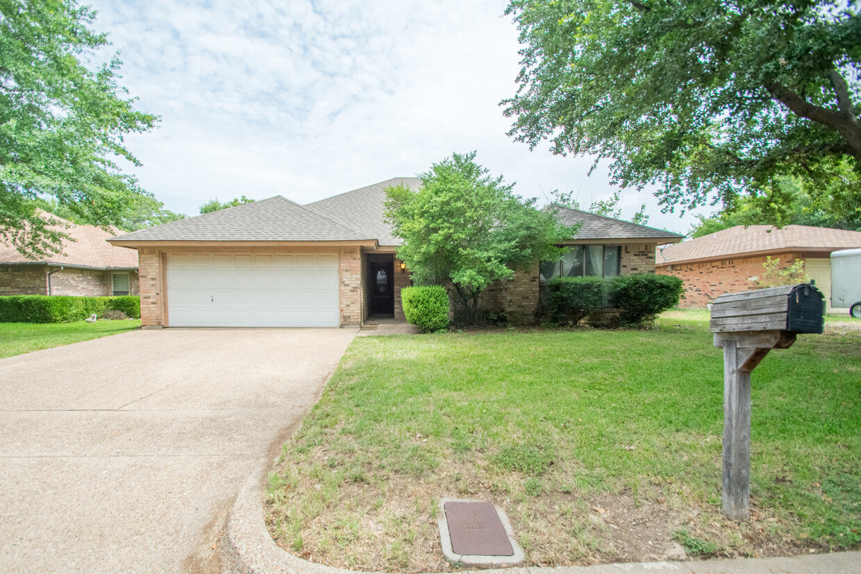 Primary Photo - Beautifully Crafted 3-2-2 in Fort Worth! N...