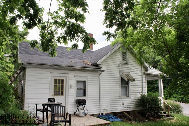 Building Photo - 1 Bed/1 Bath Home steps from the Downtown Campus - Available Now, June, July or August!