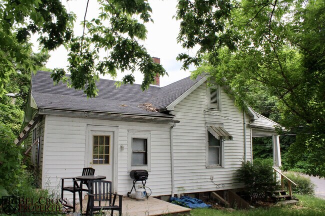 Foto del edificio - 1 Bed/1 Bath Home steps from the Downtown Campus - Available Now, June, July or August!