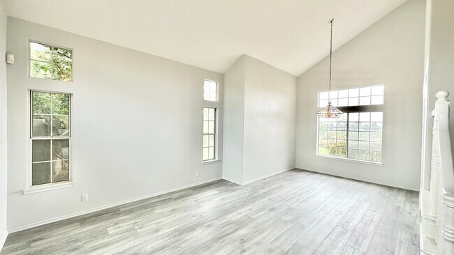 Foto del edificio - Awesome Two-Story Home, Recently & Freshly...