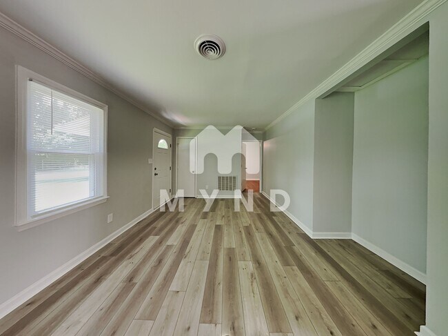Building Photo - 3001 Pinehurst Dr