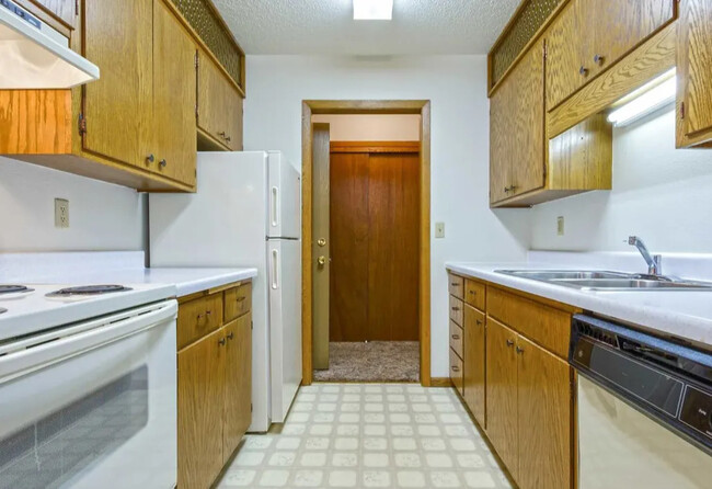Van #39 s Court 405 411 University Dr S Fargo ND 58103 Apartments com Van #39 s Court 405 411 University Dr S Fargo ND 58103 Apartments com