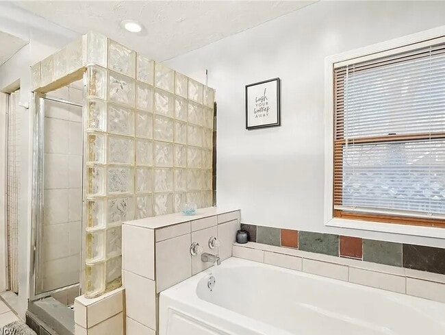 Building Photo - 1674 Colonial Dr