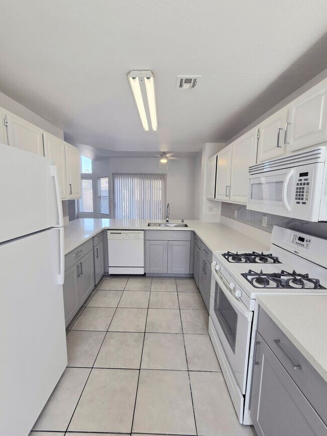 Foto del edificio - Gated Westpark Townhome | 3 Bed | 3 Bath | 2-Car Garage