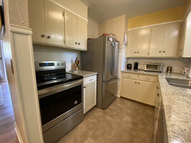 Building Photo - 102 S Sherry Ave